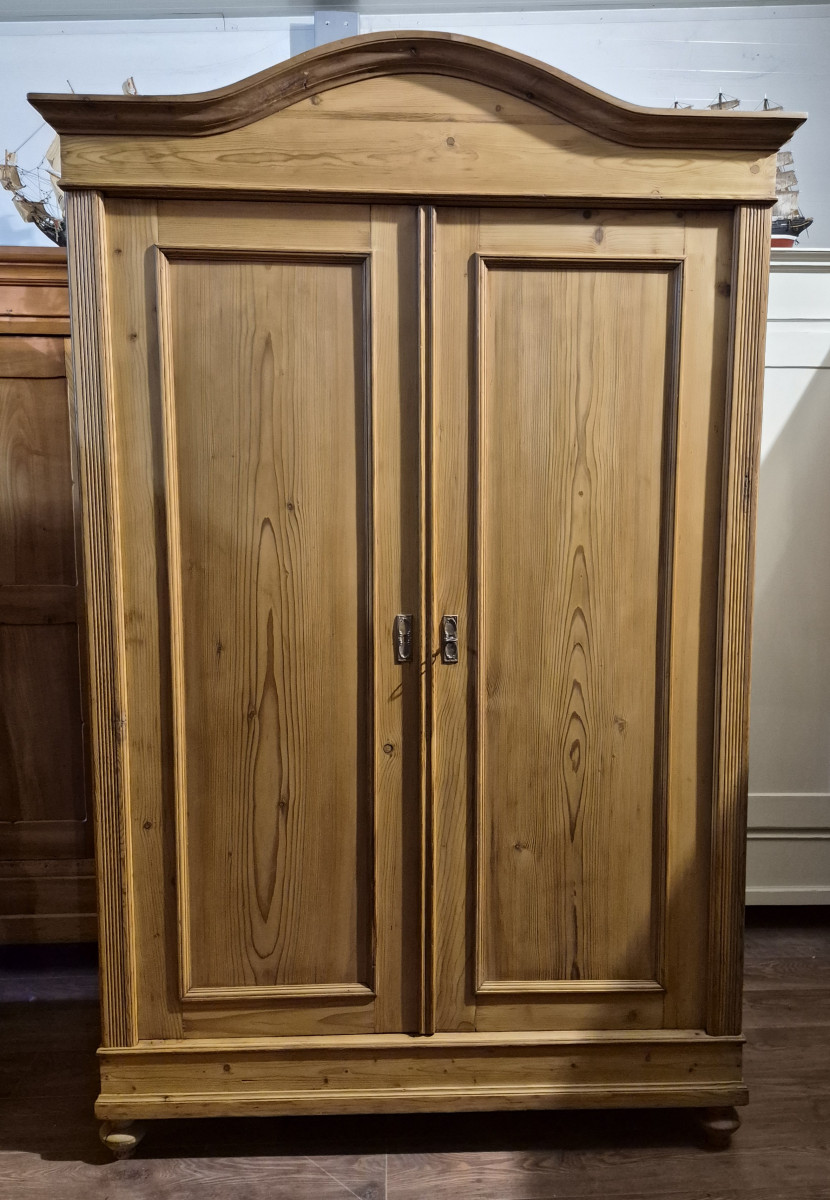 Antiker Kleiderschrank aus Weichholz um 1900