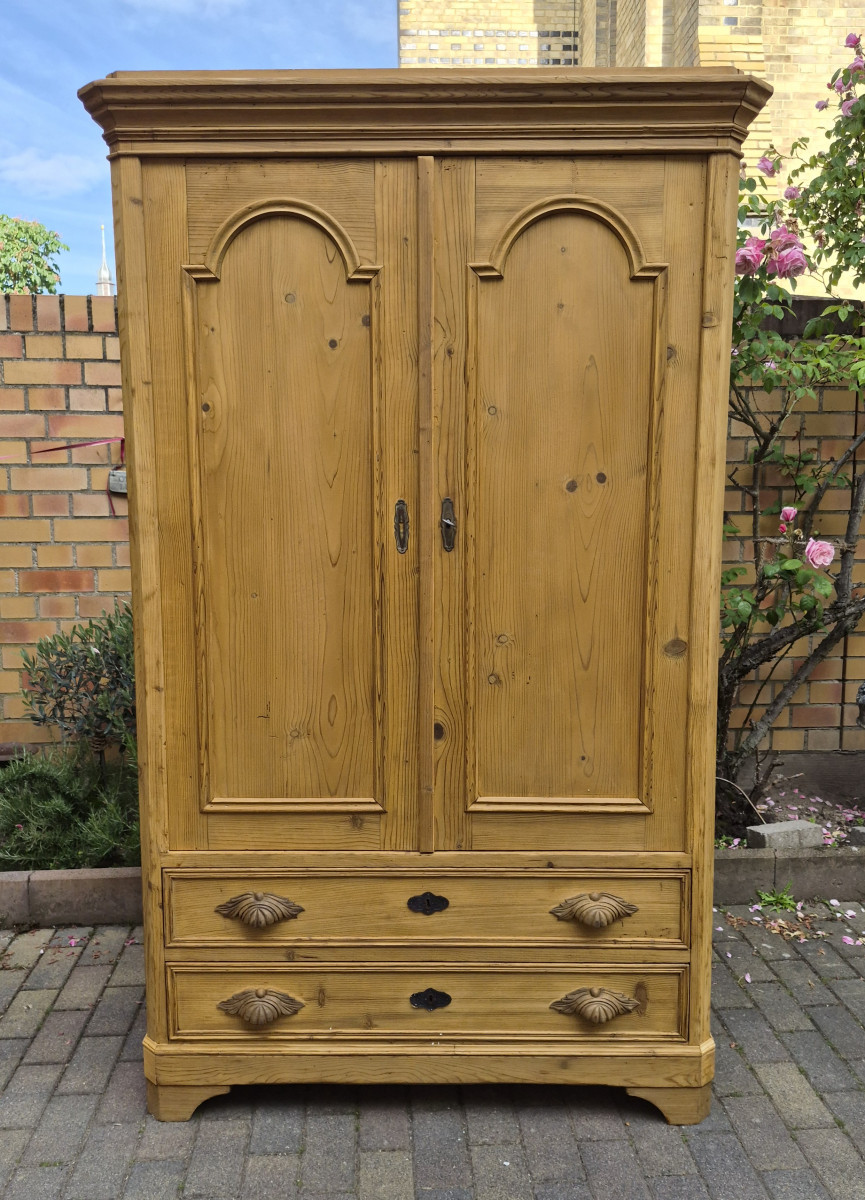 Antiker Schrank aus Weichholz um 1900