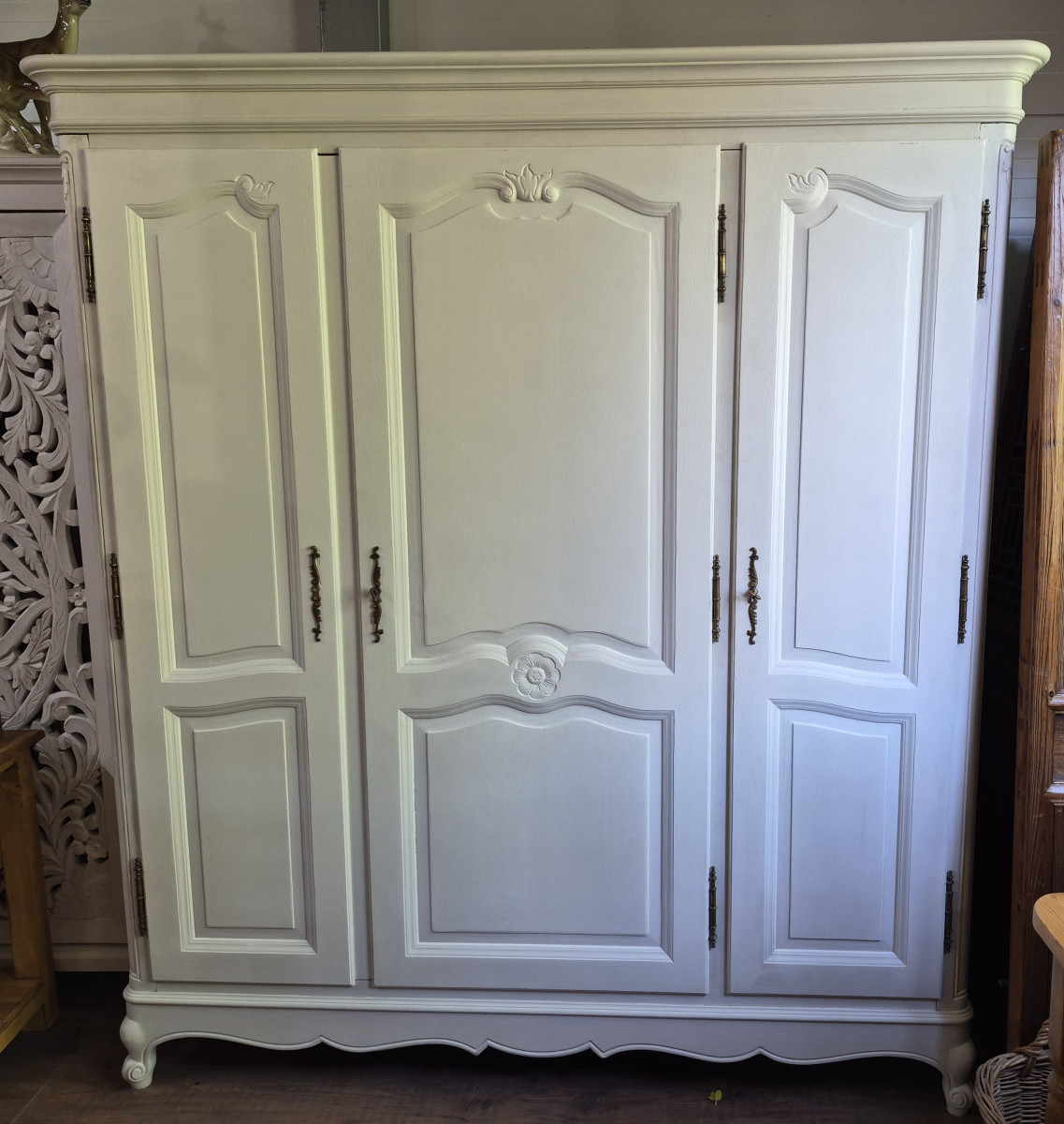 Antiker Kleiderschrank aus Weichholz um 1900