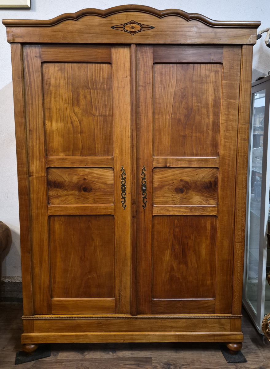 Antiker Kleiderschrank aus Kirschbaum um 1910