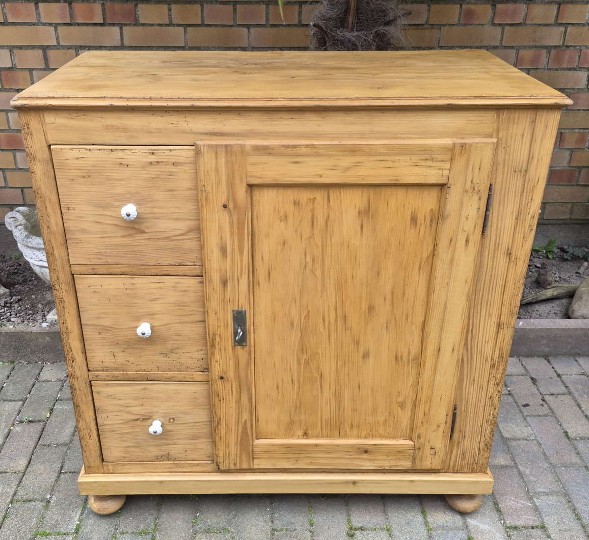 Antiker Brotschrank aus Weichholz