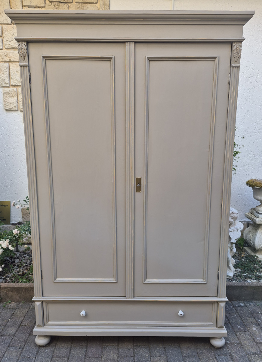 Antiker Schrank aus Weichholz grau