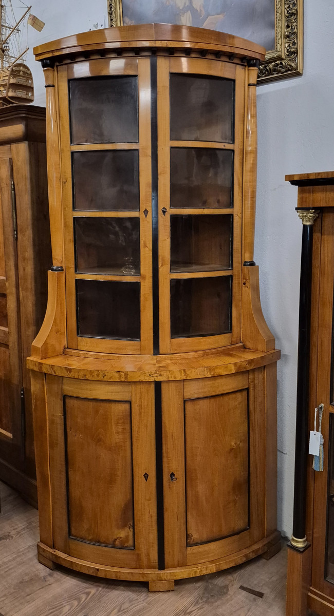 Antiker Eckschrank Kirschbaum um 1830