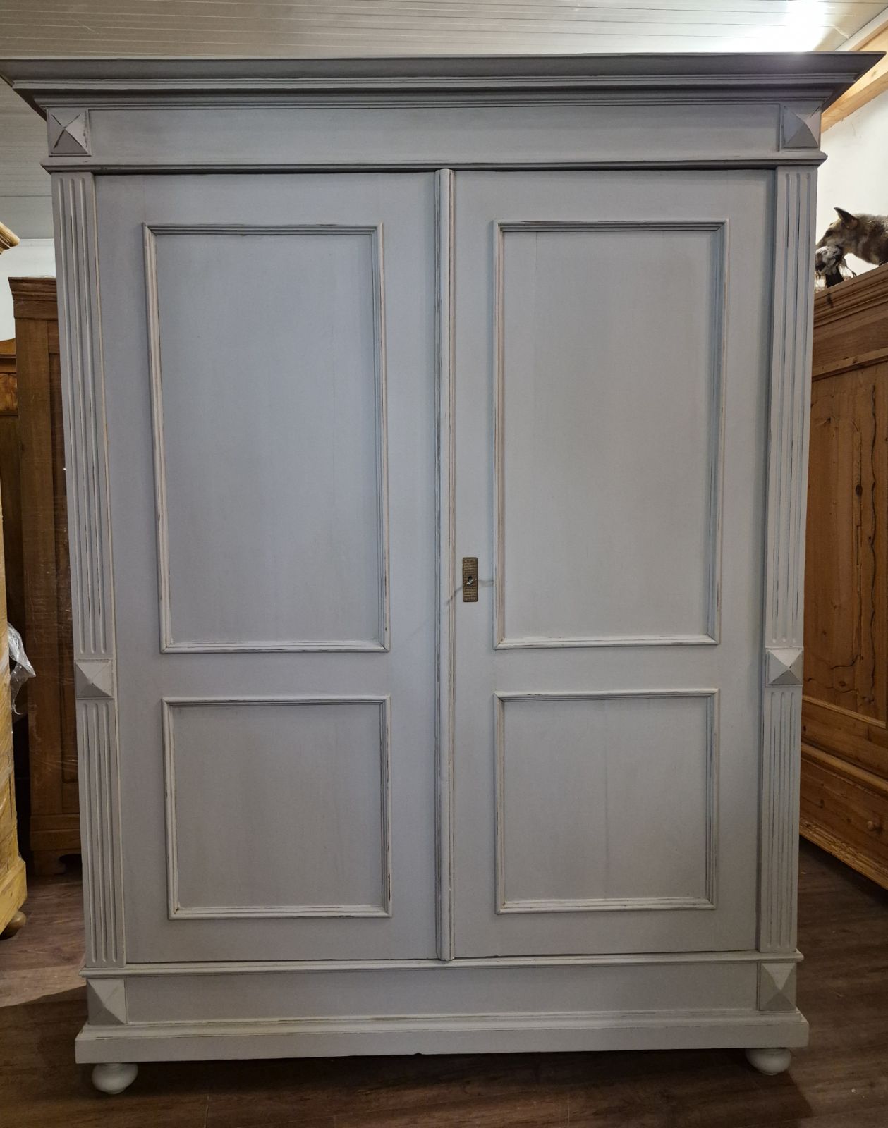 Antiker Schrank aus Weichholz grau