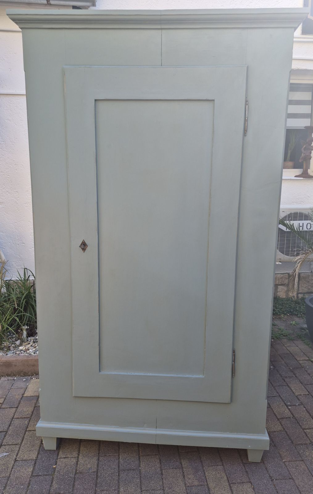 Antiker Schrank aus Weichholz um 1900