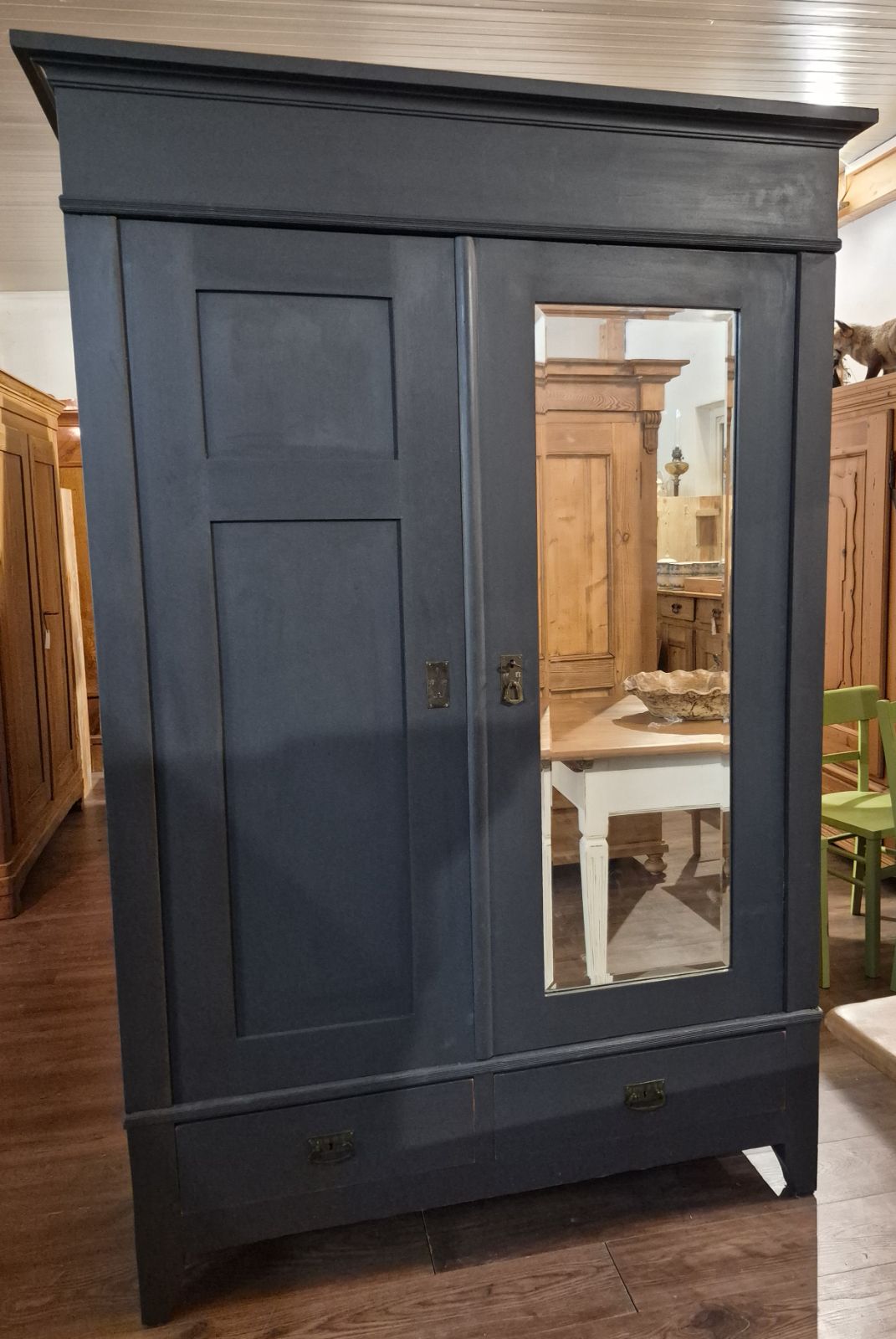 Antiker Schrank um 1900