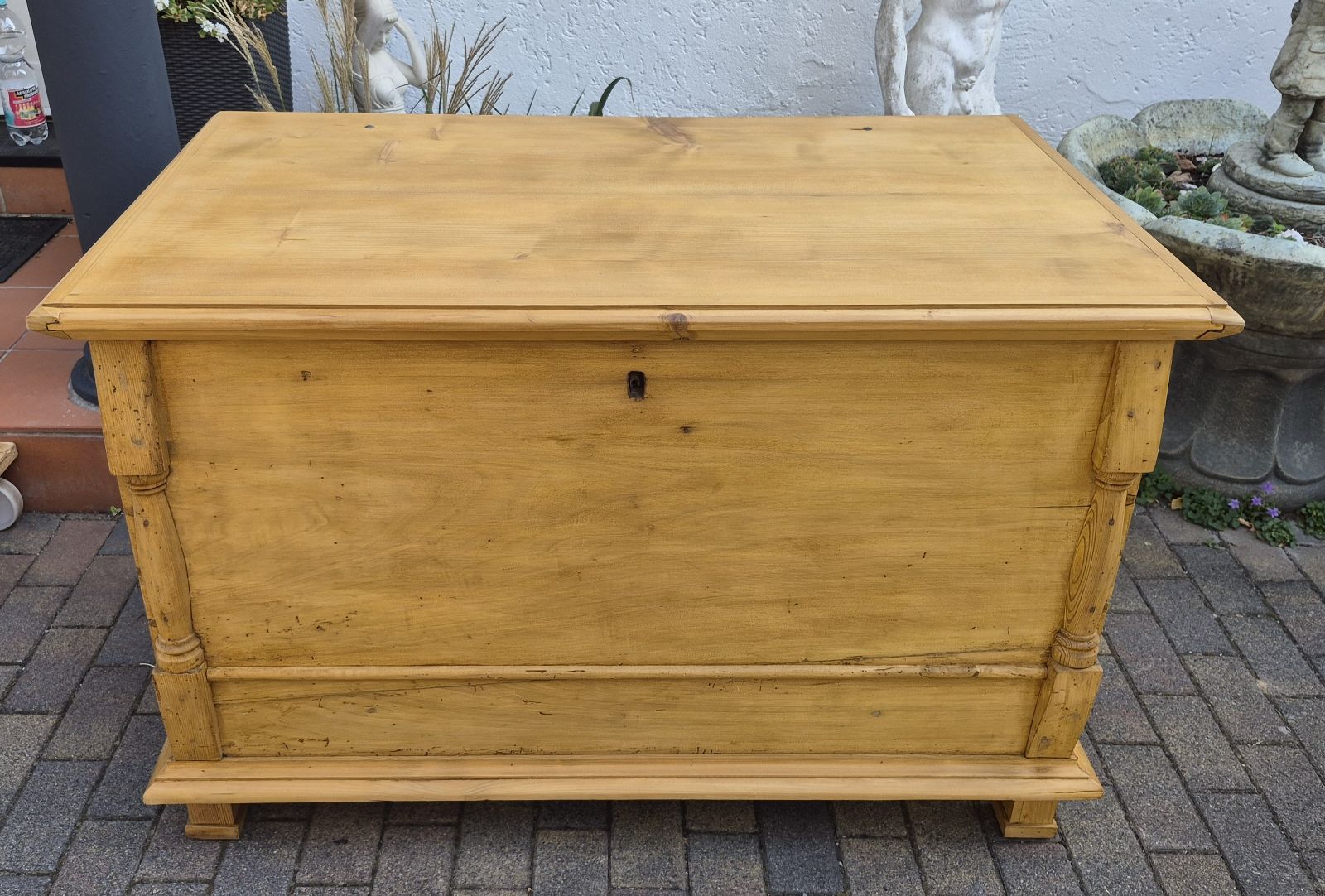 Antike Flachdeckeltruhe aus Weichholz 