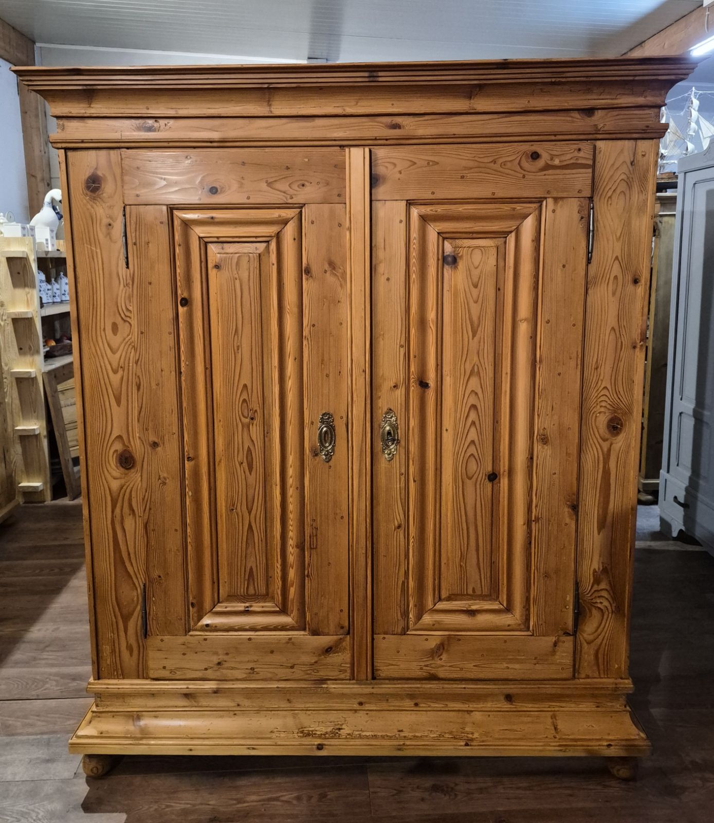 Antiker Schrank aus Weichholz um 1800
